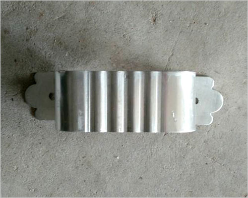 定位器 定位器裝于翻車機(jī)遷車臺(tái)或鐵路軌道上用以制動(dòng)慢速溜放的車皮使之停放在預(yù)定位置.